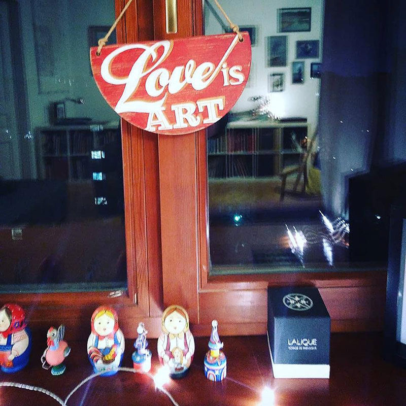 Табличка Love is Art в интерьере .