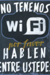 No tenemos Wi-Fi. Декоративная табличка